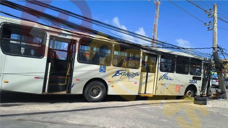 ÔNIBUS DO EXPRESSO VITÓRIA QUE SAIU DE DIAS D'ÁVILA BATE EM POSTE EM LAURO DE FREITAS E CAUSA TRANSTORNOS O TRÂNSITO